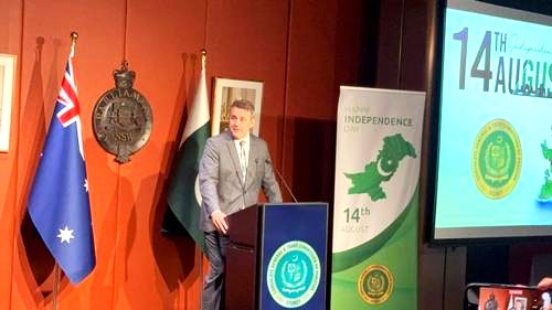 A person standing at a podium

AI-generated content may be incorrect.