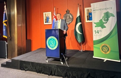 A person standing at a podium

AI-generated content may be incorrect.