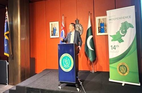 A person standing at a podium

AI-generated content may be incorrect.