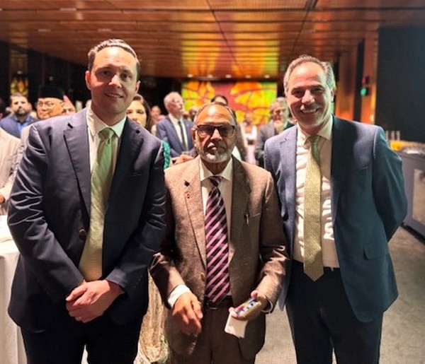 A group of men in suits

AI-generated content may be incorrect.