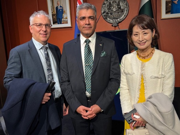 A group of people posing for a photo

AI-generated content may be incorrect.