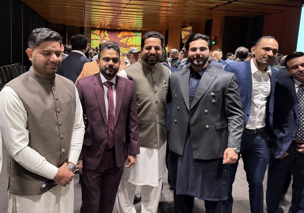 A group of men standing together

AI-generated content may be incorrect.