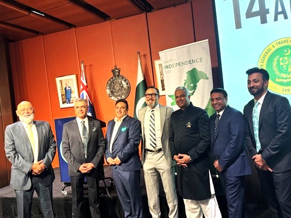 A group of men standing on a stage

AI-generated content may be incorrect.