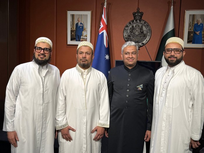 A group of men in white robes

AI-generated content may be incorrect.