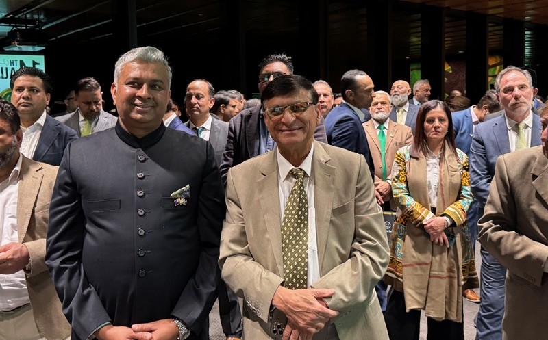 A group of people standing together

AI-generated content may be incorrect.