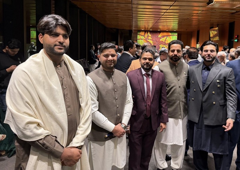 A group of men standing in a room

AI-generated content may be incorrect.