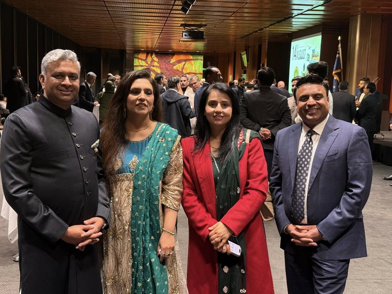 A group of people standing in a room

AI-generated content may be incorrect.