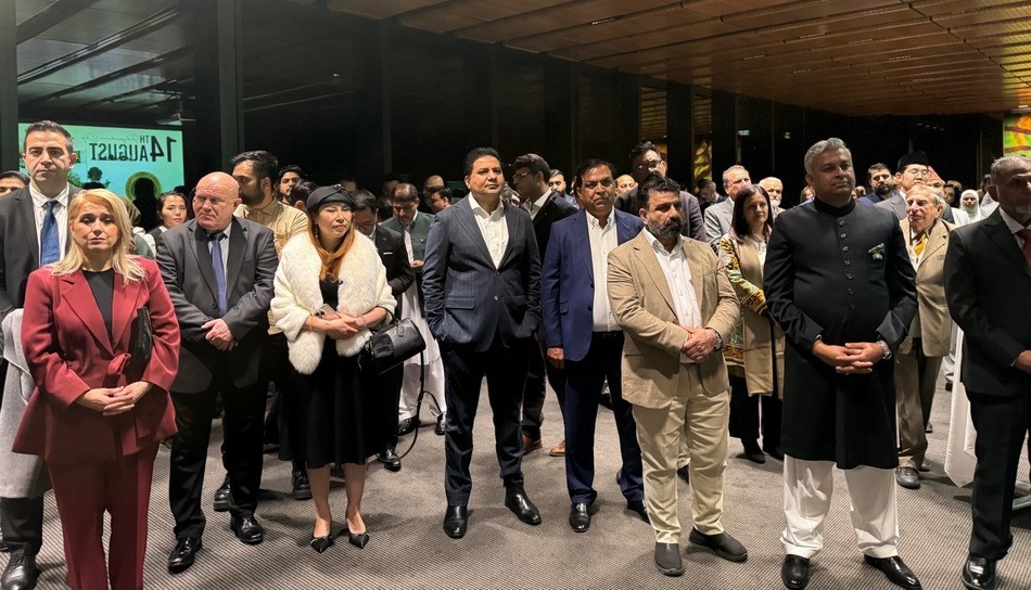 A group of people standing in a room

AI-generated content may be incorrect.