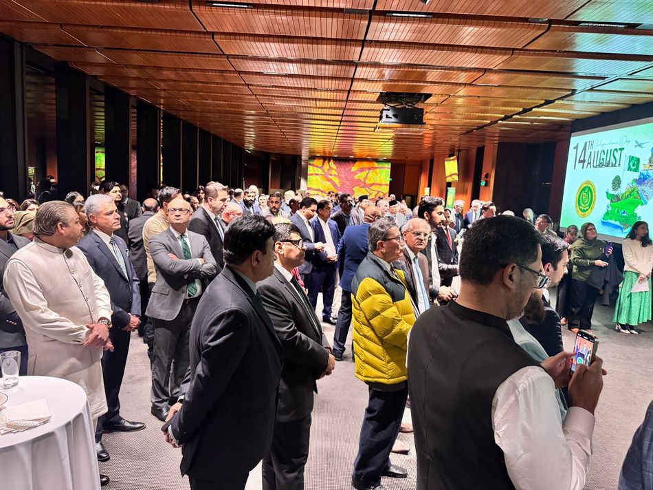 A group of people standing in a room

AI-generated content may be incorrect.