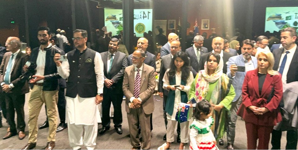 A group of people standing together

AI-generated content may be incorrect.