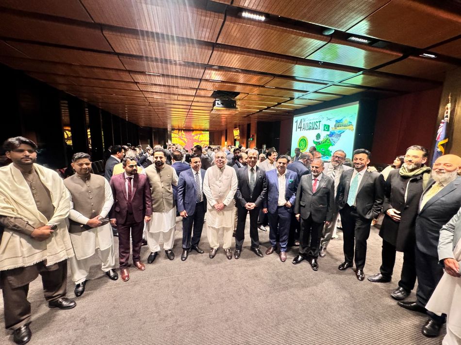 A group of men standing in a room

AI-generated content may be incorrect.