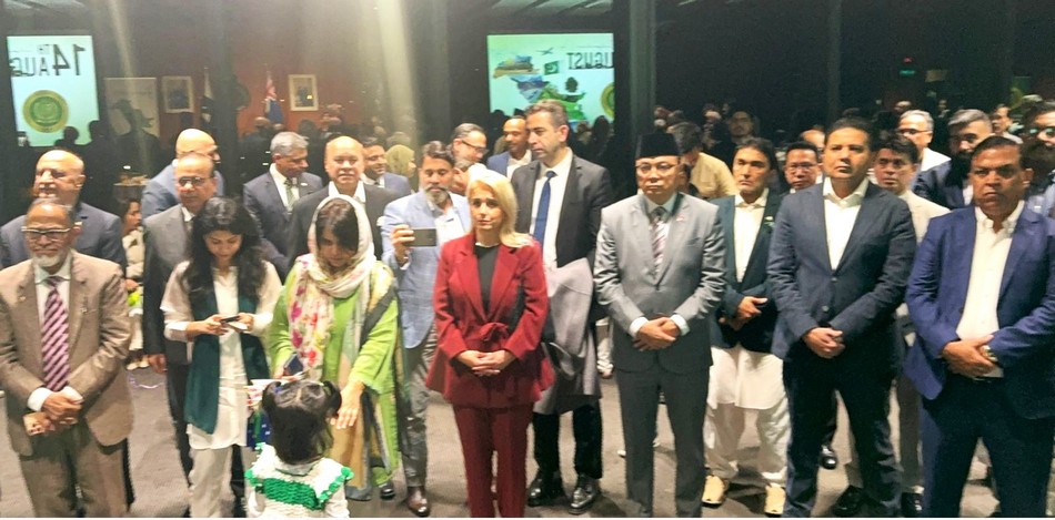 A group of people standing in a room

AI-generated content may be incorrect.