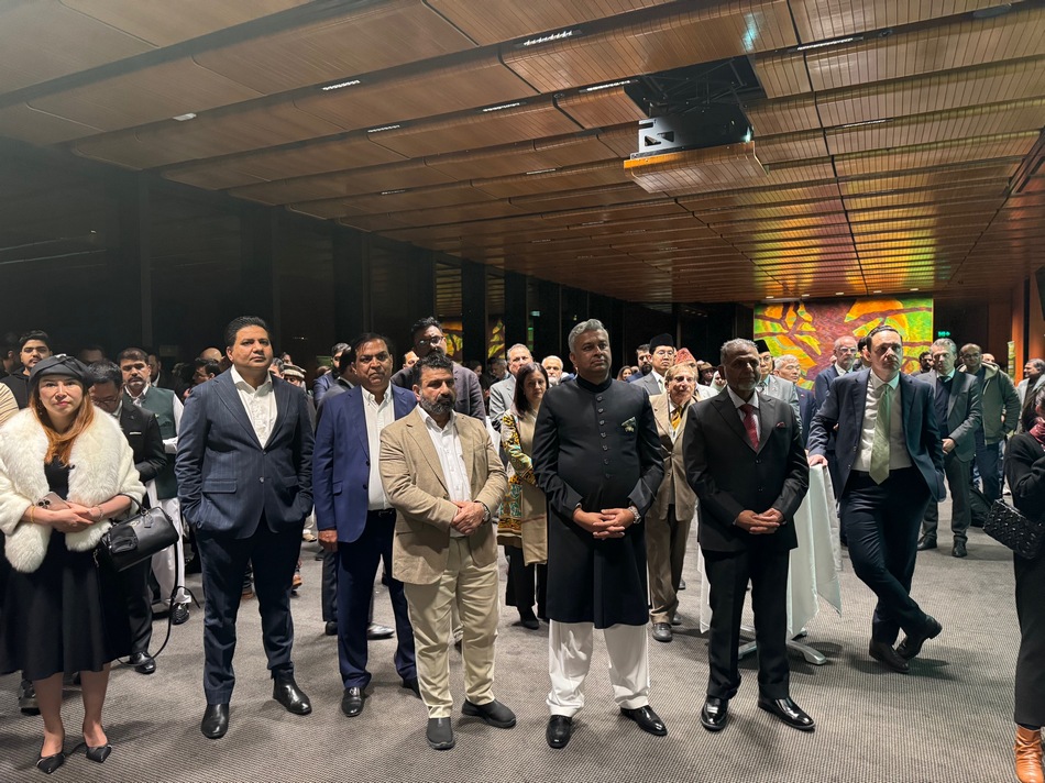 A group of people standing in a room

AI-generated content may be incorrect.