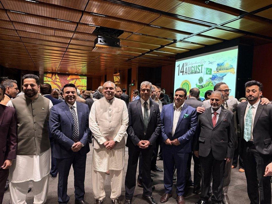 A group of men standing in a room

AI-generated content may be incorrect.