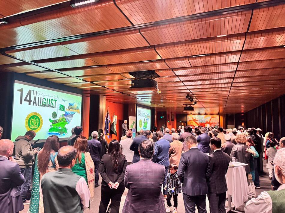 A group of people in a room

AI-generated content may be incorrect.