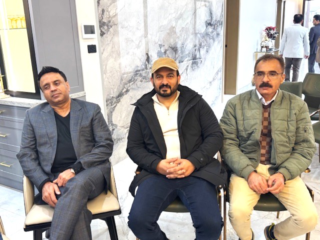 A group of men sitting in chairs

AI-generated content may be incorrect.