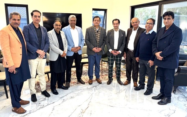 A group of men standing in a room

AI-generated content may be incorrect.