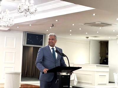 A person standing at a podium

AI-generated content may be incorrect.