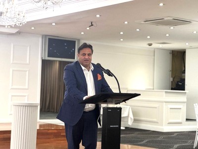 A person standing at a podium

AI-generated content may be incorrect.