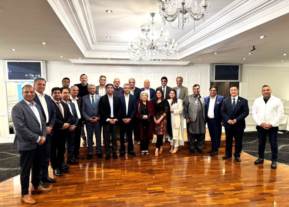 A group of people standing in a room

AI-generated content may be incorrect.