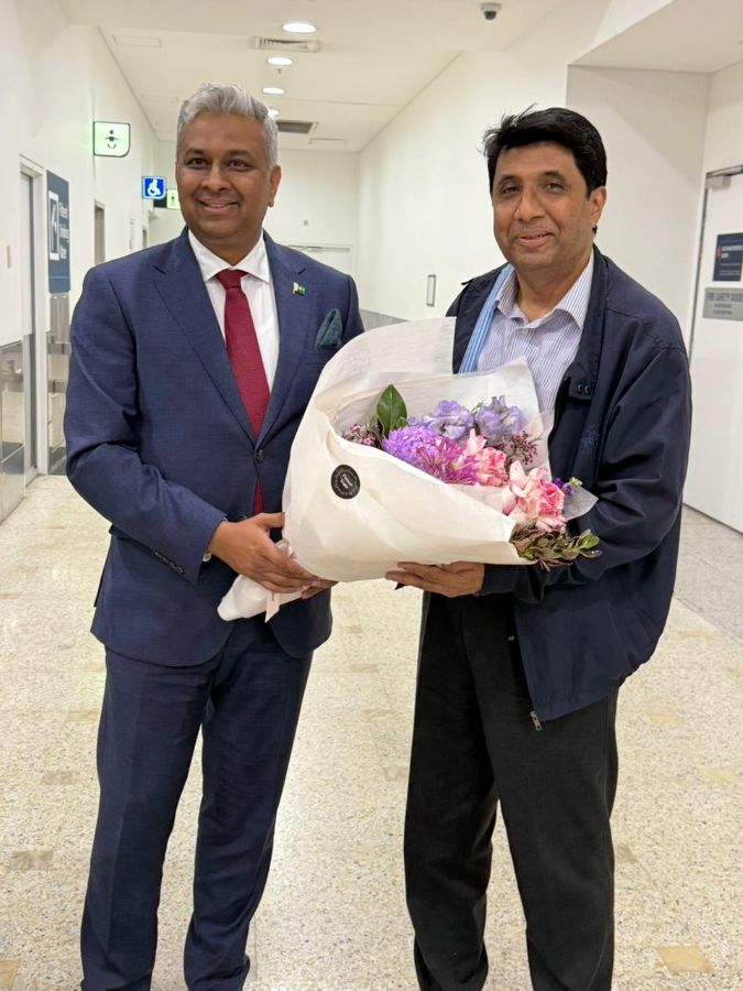 Two men in suits holding flowers

AI-generated content may be incorrect.