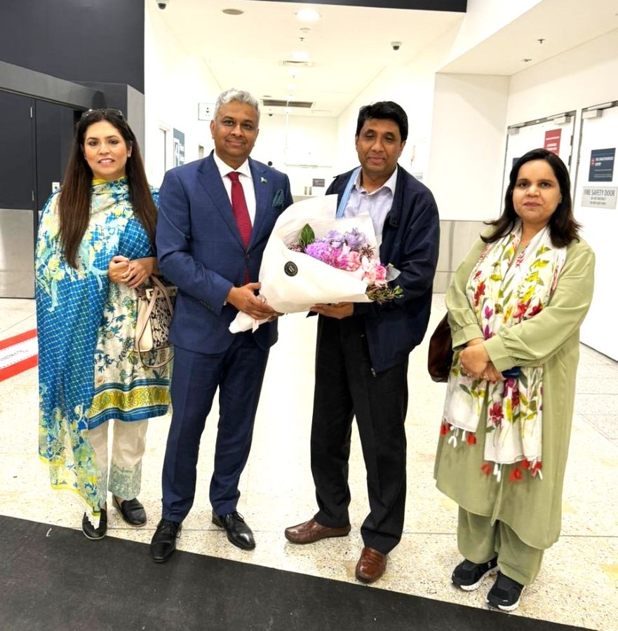 A group of people standing together

AI-generated content may be incorrect.