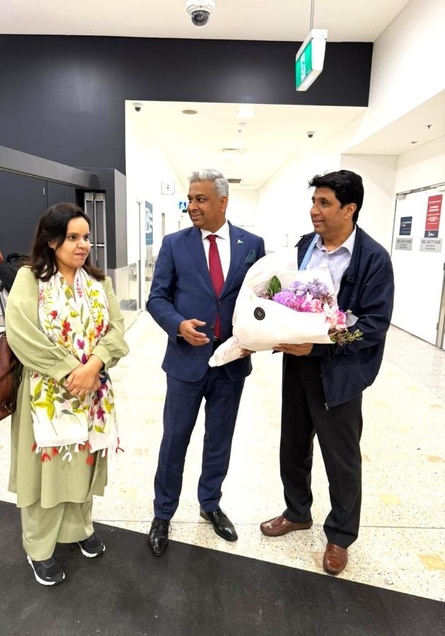 A person holding a bouquet of flowers and a person standing in front of a building

AI-generated content may be incorrect.