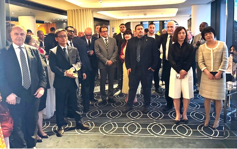 A group of people standing in a room

AI-generated content may be incorrect.