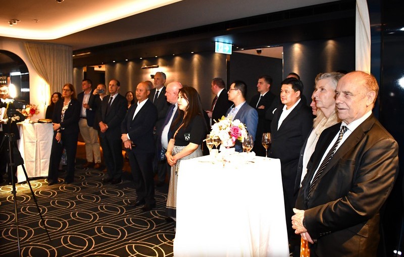 A group of people standing in a line

AI-generated content may be incorrect.