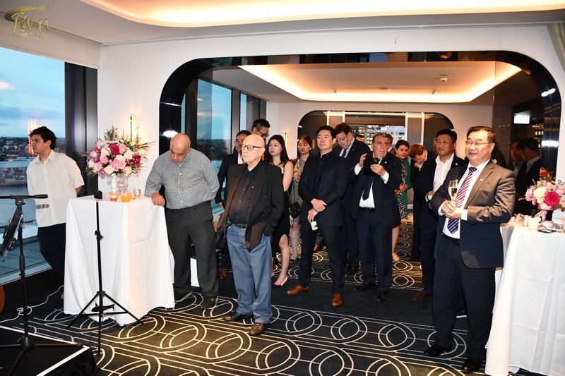 A group of people standing in a room

AI-generated content may be incorrect.