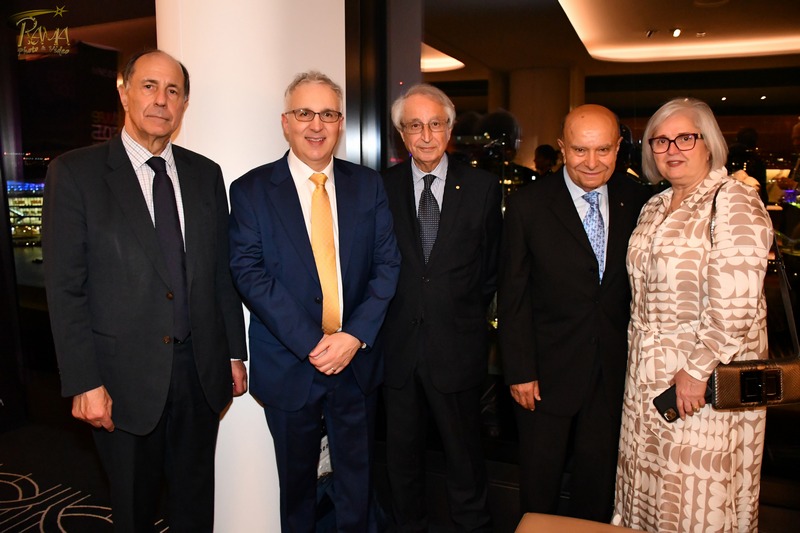 A group of people posing for a photo

AI-generated content may be incorrect.