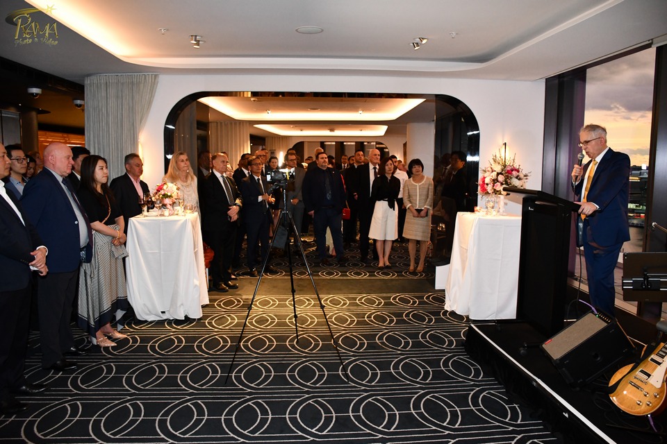 A group of people standing in a room

AI-generated content may be incorrect.