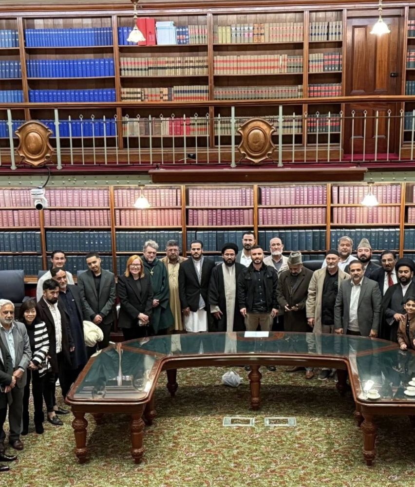 A group of people standing in a library

AI-generated content may be incorrect.