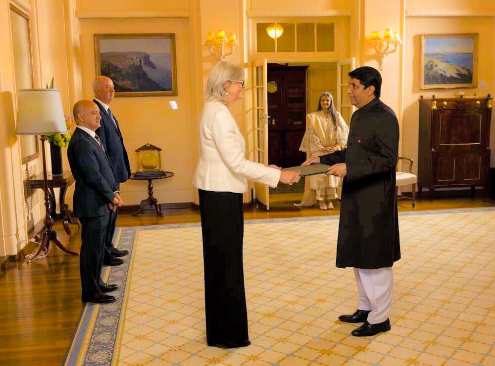 A person and person shaking hands in a room

AI-generated content may be incorrect.