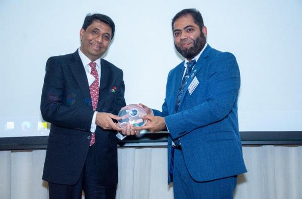 A couple of men in suits holding a plastic object

AI-generated content may be incorrect.