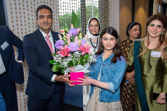 A group of people posing for a photo

AI-generated content may be incorrect.