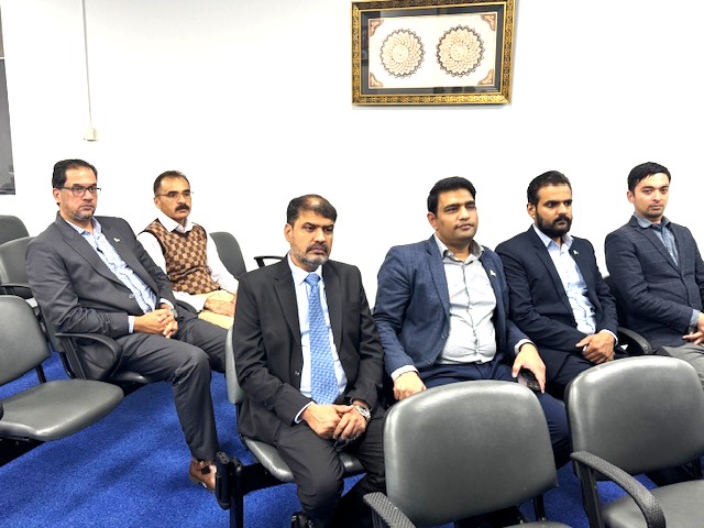 A group of men sitting in chairs

AI-generated content may be incorrect.