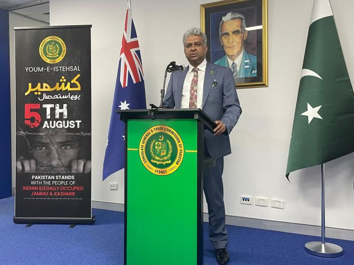 A person standing at a podium

AI-generated content may be incorrect.