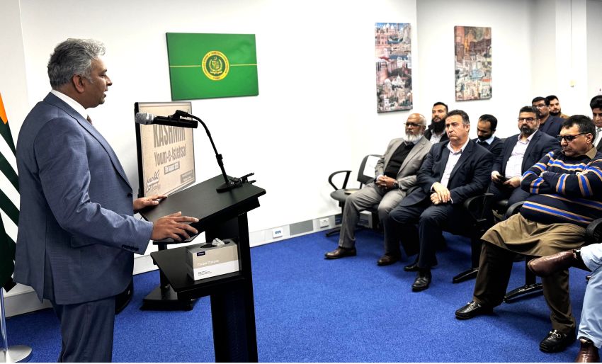 A person standing at a podium giving a presentation

AI-generated content may be incorrect.