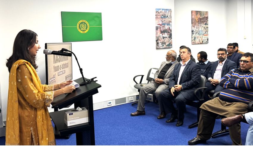 A person giving a presentation to a group of people

AI-generated content may be incorrect.