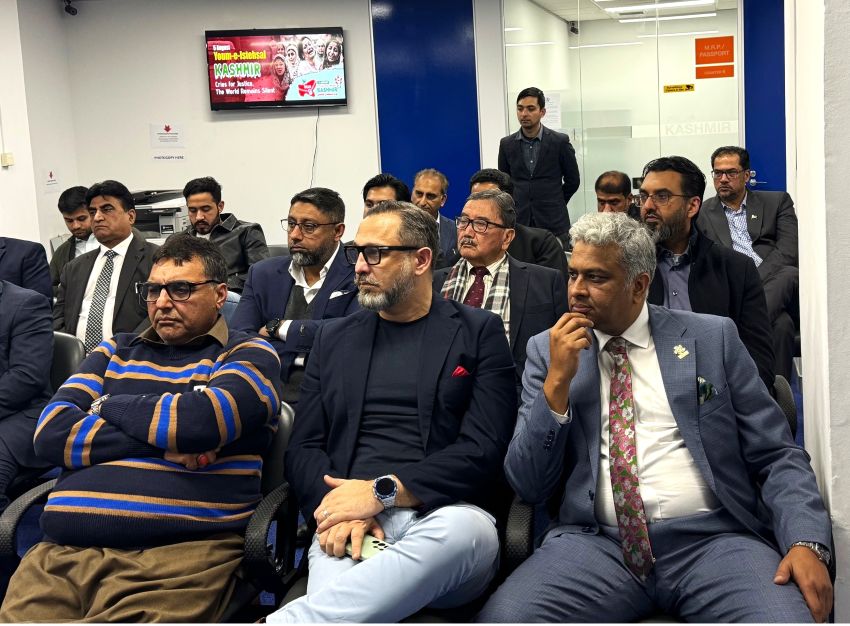 A group of men sitting in chairs

AI-generated content may be incorrect.