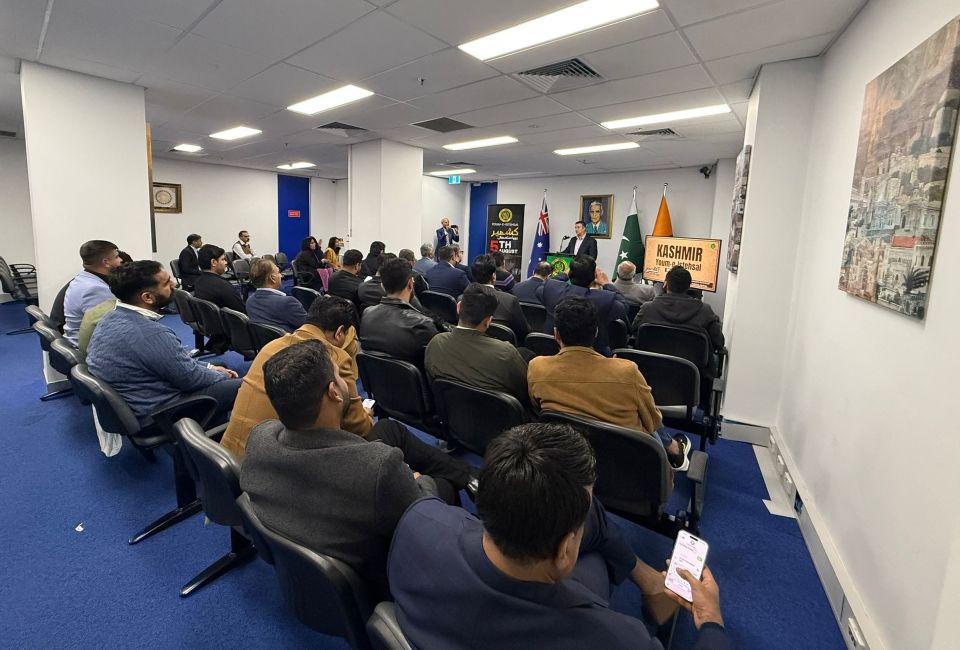 A group of people sitting in chairs

AI-generated content may be incorrect.