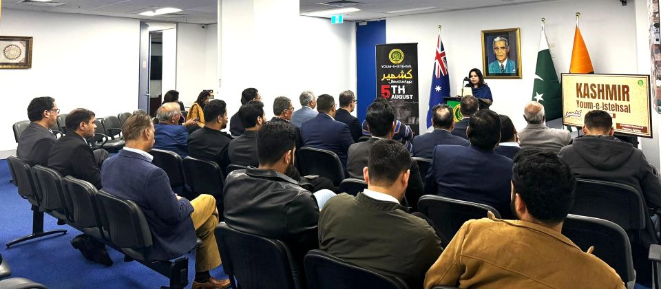 A group of people in a room

AI-generated content may be incorrect.