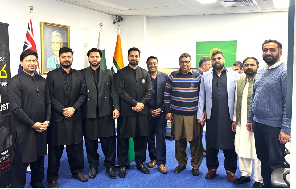 A group of men standing in a room

AI-generated content may be incorrect.