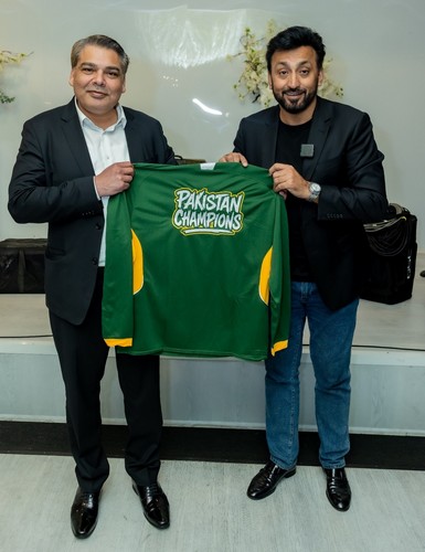 Two men holding a green shirt

AI-generated content may be incorrect.