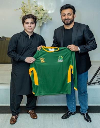 A person holding a green shirt

AI-generated content may be incorrect.