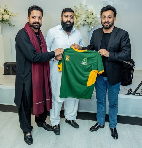 A group of men holding a green and yellow shirt

AI-generated content may be incorrect.