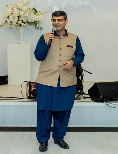 A person holding a microphone

AI-generated content may be incorrect.