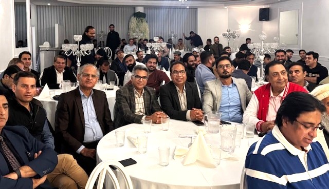 A group of people sitting at tables

AI-generated content may be incorrect.