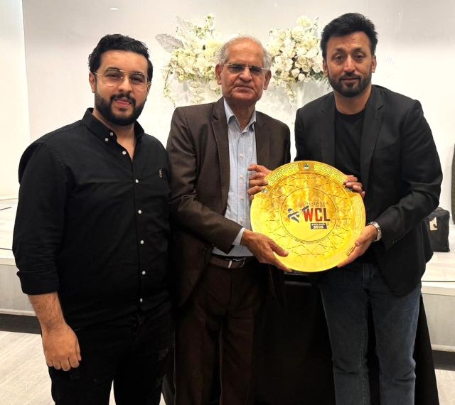 A group of men holding a gold plate

AI-generated content may be incorrect.